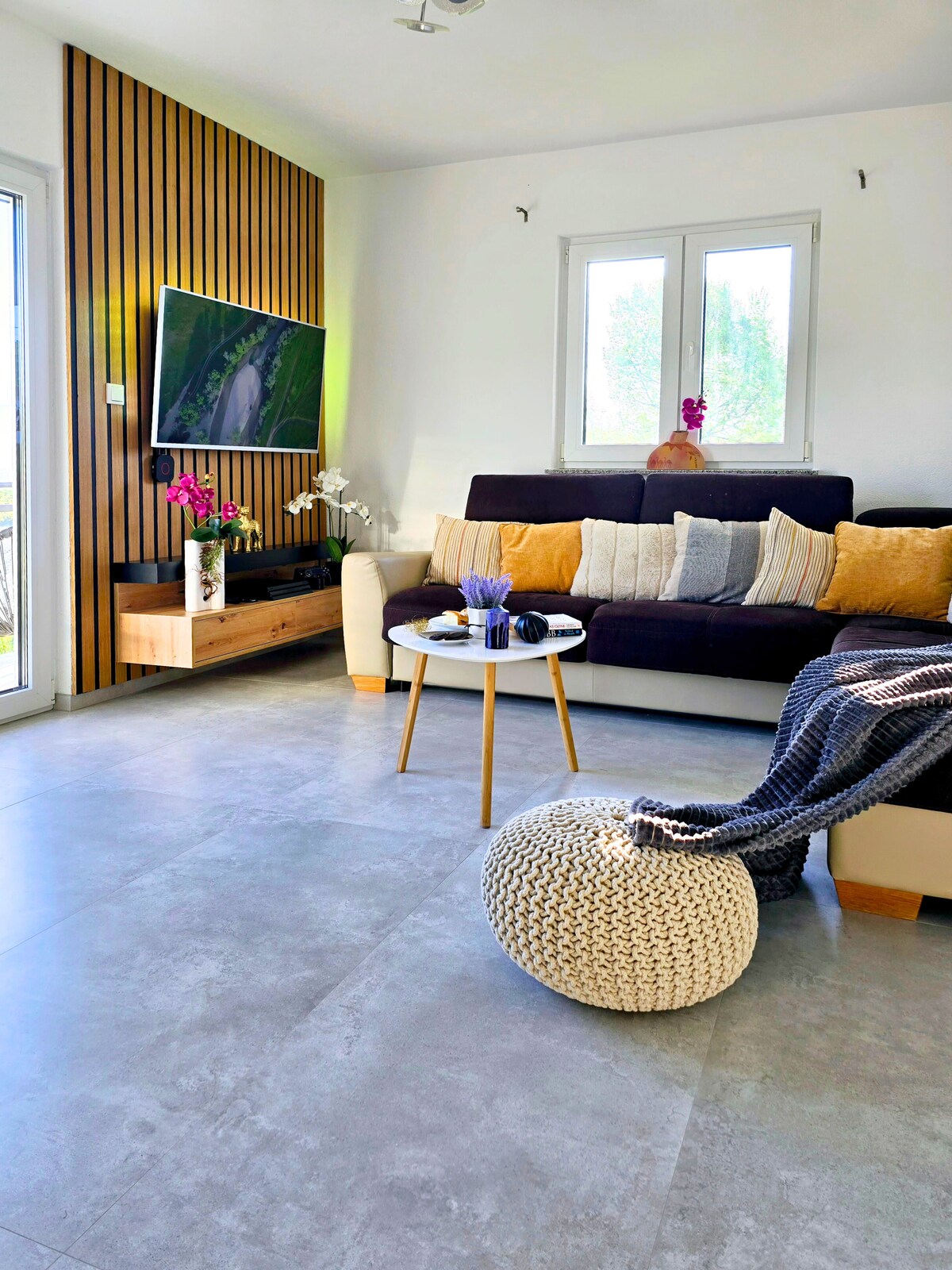Wohnzimmer Panorama mit Smart TV, Schlafsofa und Couchtisch, Ferienhaus Biograci