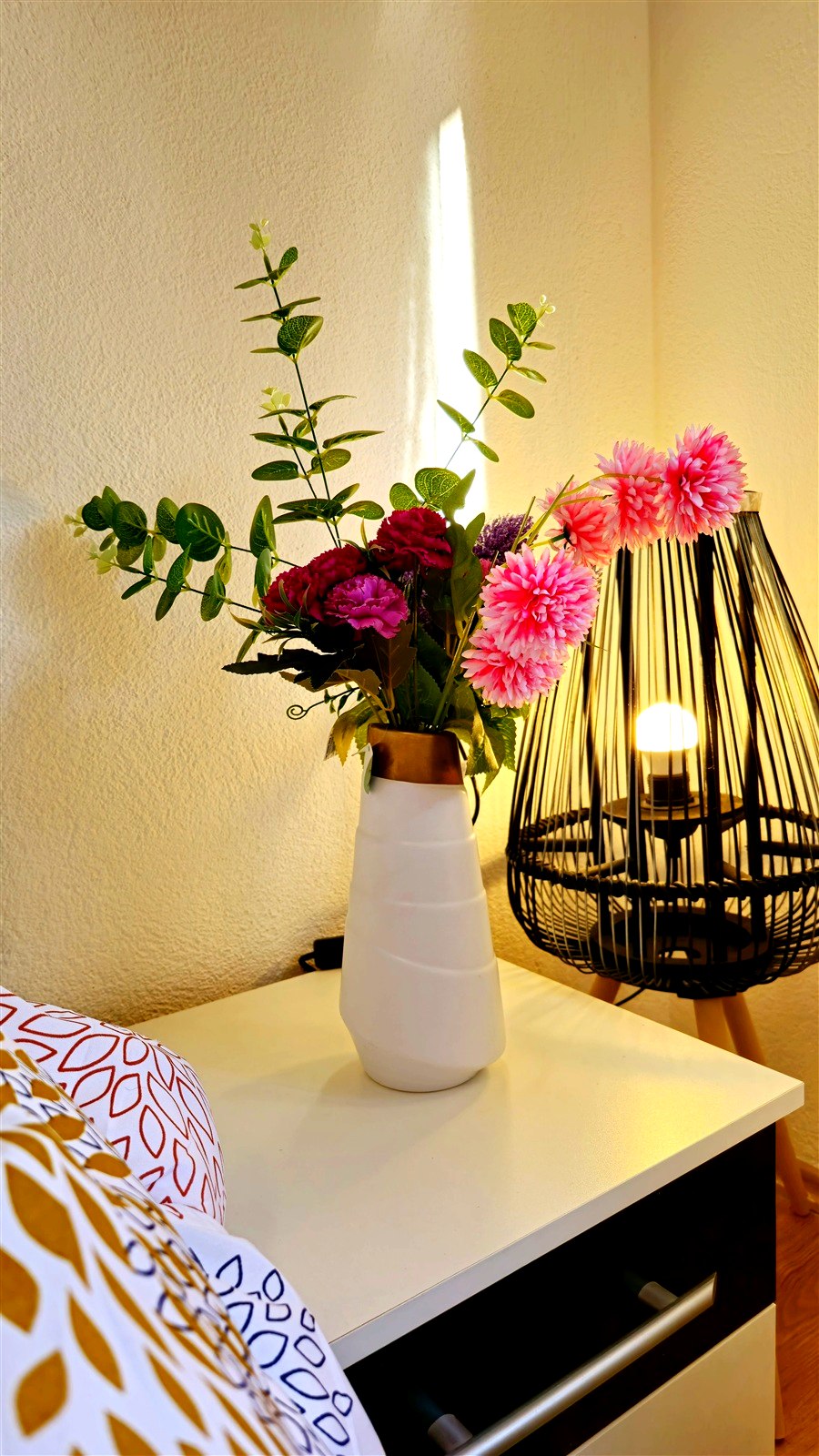 Nachttisch mit Blumenvase und Bambuslampe, Schlafzimmer 1 Ferienhaus Biograci
