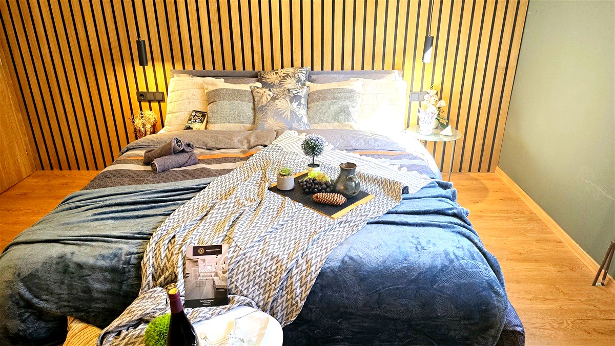 Schlafzimmer 2 Panorama mit Akustikpaneelen, Tablett und Wein, Ferienhaus Biograci