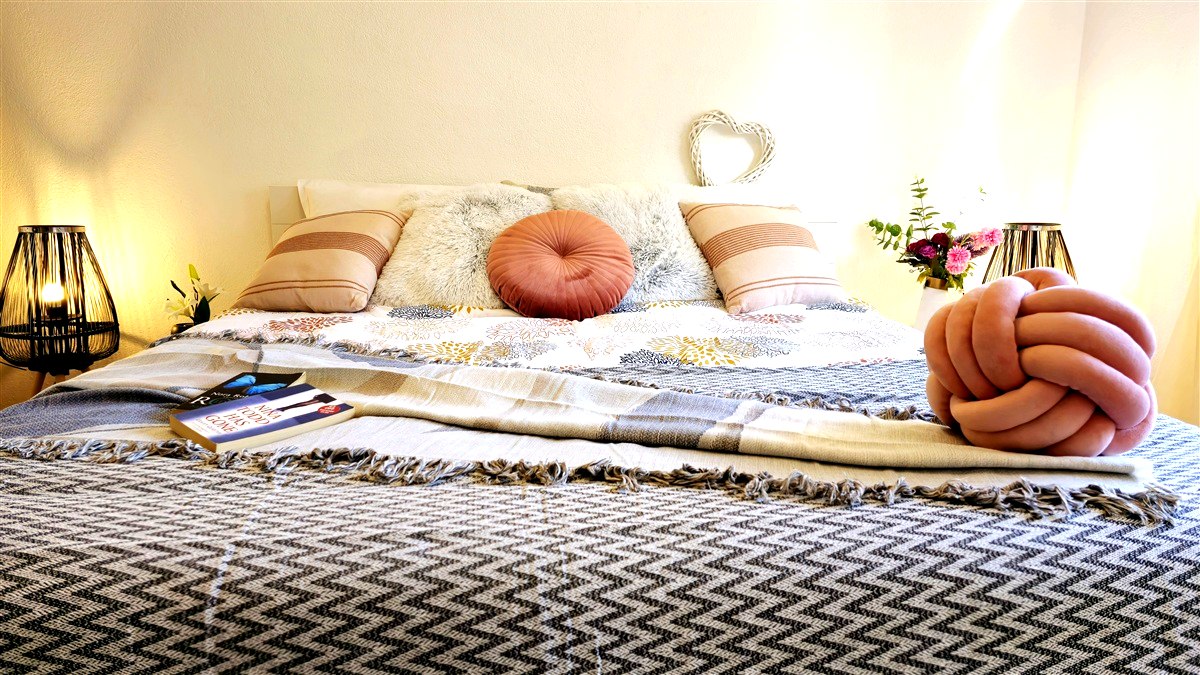 Schlafzimmer 1 Panorama mit Lampions, Herzkissen und Knotenkissen, Ferienhaus Biograci