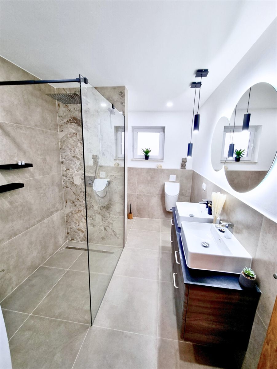 Badezimmer-&Uuml;bersicht mit begehbarer Regendusche, Doppelwaschbecken und LED-Spiegel, Ferienhaus Biograci