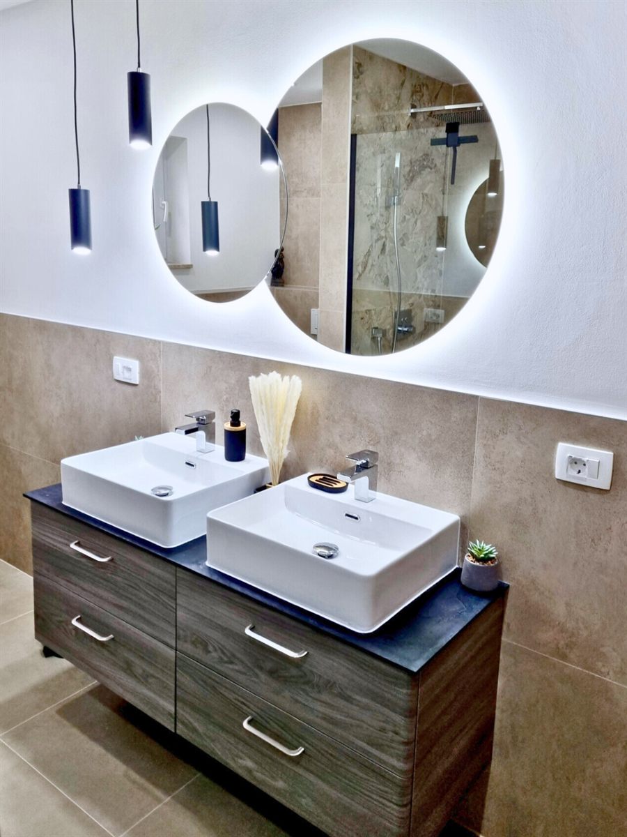 Doppelwaschbecken mit rundem LED-Spiegel und Pendelleuchten, Ferienhaus Biograci