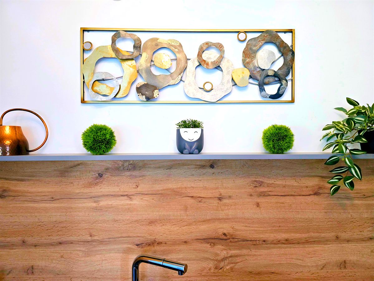 Wandkunst und Pflanzen &uuml;ber der K&uuml;chenarbeitsplatte, Ferienhaus Biograci