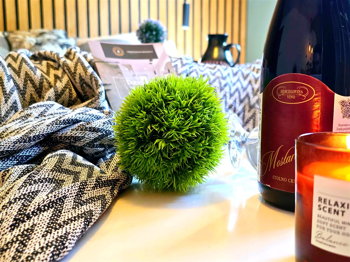 Herzegovina Vino Mostar mit Duftkerze und gr&uuml;ner Dekoration, Gem&uuml;tliche Details Ferienhaus Biograci